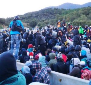 La policía francesa inicia el desalojo de Tsunami Democràtic en la frontera a la altura de La Jonquera (Girona). Fuente Twitter @tsunami dem_643x397 La policía francesa inicia el desalojo de Tsunami Democràtic en la frontera a la altura de La Jonquera (Girona). Fuente Twitter @tsunami dem_643x397