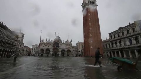 El 'agua alta' de Venecia inunda la mitad de la ciudad