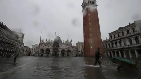 El 'agua alta' de Venecia inunda la mitad de la ciudad El 'agua alta' de Venecia inunda la mitad de la ciudad