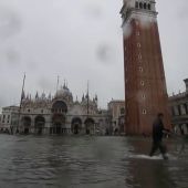 El 'agua alta' de Venecia inunda la mitad de la ciudad