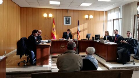 La acusada por el atropello mortal de Paula Forn&eacute;s, y a su lado, su marido, propietario del veh&iacute;culo que conduc&iacute;a la noche del accidente, en el juicio en Palma