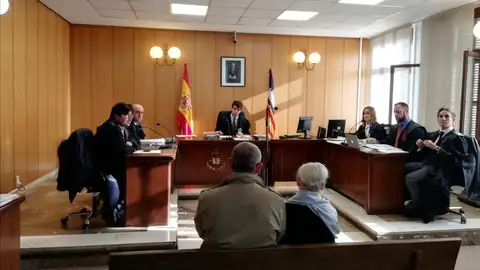 La acusada por el atropello mortal de Paula Fornés, y a su lado, su marido, propietario del vehículo que conducía la noche del accidente, en el juicio en Palma La acusada por el atropello mortal de Paula Fornés, y a su lado, su marido, propietario del vehículo que conducía la noche del accidente, en el juicio en Palma
