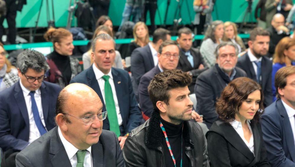 Gerard Piqué rodeado de políticos durante la presentación de la Copa Davis, entre ellos, Javier Ortega Smith, secretario general de VOX