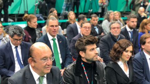 Gerard Piqu&eacute; rodeado de pol&iacute;ticos durante la presentaci&oacute;n de la Copa Davis, entre ellos, Javier Ortega Smith, secretario general de VOX