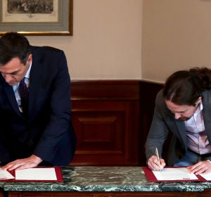 Pedro Sánchez y Pablo Iglesias firman el acuerdo Pedro Sánchez y Pablo Iglesias firman el acuerdo