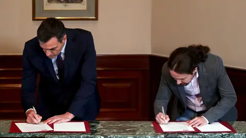 Pedro Sánchez y Pablo Iglesias firman el acuerdo Pedro Sánchez y Pablo Iglesias firman el acuerdo