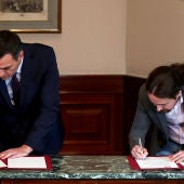 Pedro Sánchez y Pablo Iglesias firman el acuerdo