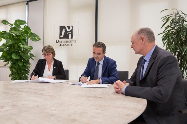 La UJI y BP Oil renuevan su convenio anual de colaboración La UJI y BP Oil renuevan su convenio anual de colaboración