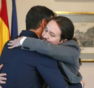 El abrazo entre Pedro Sánchez y Pablo Iglesias tras firmar el preacuerdo para un gobierno de coalición El abrazo entre Pedro Sánchez y Pablo Iglesias tras firmar el preacuerdo para un gobierno de coalición