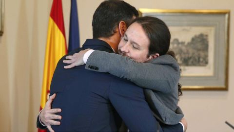 El abrazo entre Pedro Sánchez y Pablo Iglesias tras firmar el preacuerdo para un gobierno de coalición