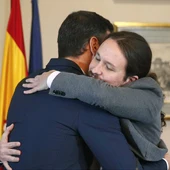 El abrazo entre Pedro Sánchez y Pablo Iglesias tras firmar el preacuerdo para un gobierno de coalición El abrazo entre Pedro Sánchez y Pablo Iglesias tras firmar el preacuerdo para un gobierno de coalición