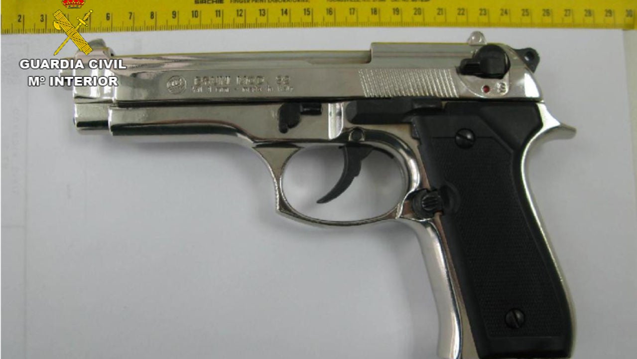 Hallan una pistola de fogueo modificada en una azotea de Cádiz