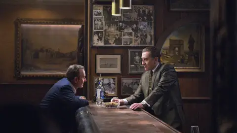 Imagen promocional de 'El irlandés', la película que Martin Scorsese ha dirigido para Netflix En la fotografía, los actores Joe Pesci y Robert de Niro interpretan una de las escenas