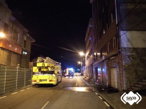 Trece heridos, uno de ellos grave, en un incendio en Mieres Trece heridos, uno de ellos grave, en un incendio en Mieres
