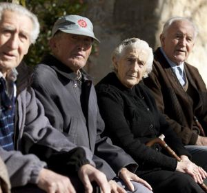 Un grupo de ancianos en un pueblo Un grupo de ancianos en un pueblo