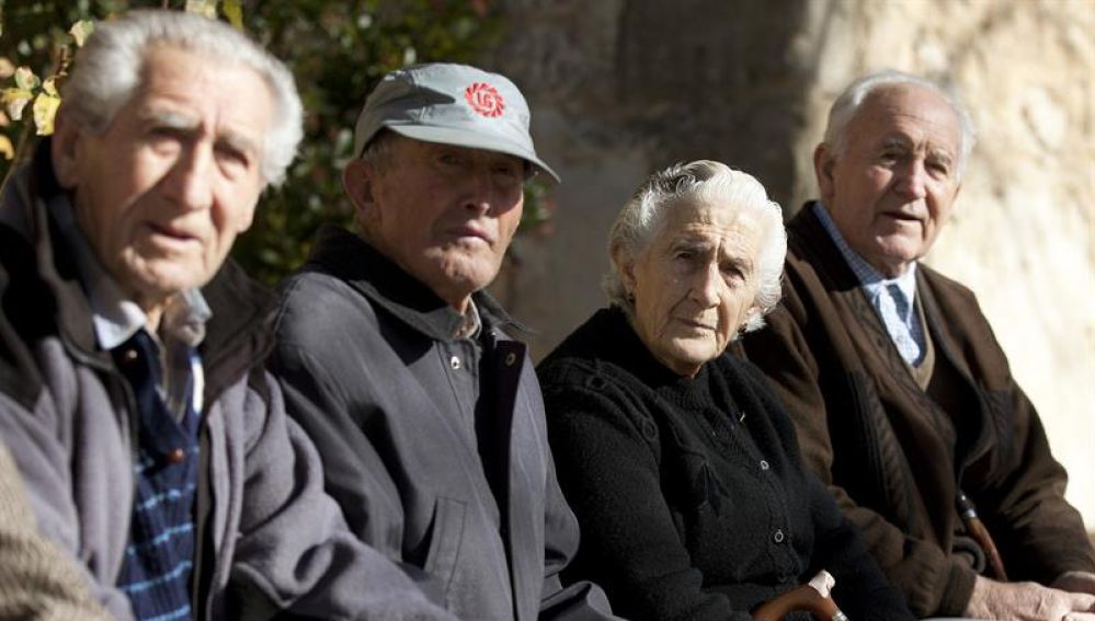Un grupo de ancianos en un pueblo
