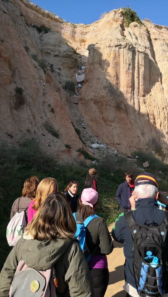 Vista de los residuos acumulados en la ladera del río.