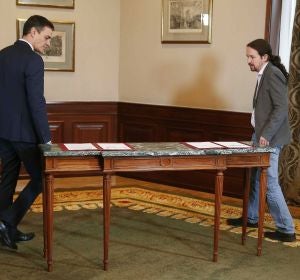 Pedro Sánchez y Pablo Iglesias escenifican la firma de un preacuerdo para gobernar en coalición Pedro Sánchez y Pablo Iglesias escenifican la firma de un preacuerdo para gobernar en coalición
