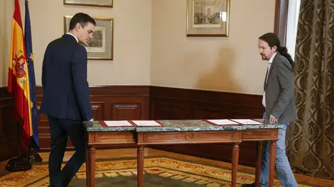 Pedro Sánchez y Pablo Iglesias escenifican la firma de un preacuerdo para gobernar en coalición Pedro Sánchez y Pablo Iglesias escenifican la firma de un preacuerdo para gobernar en coalición