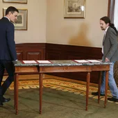 Pedro Sánchez y Pablo Iglesias escenifican la firma de un preacuerdo para gobernar en coalición Pedro Sánchez y Pablo Iglesias escenifican la firma de un preacuerdo para gobernar en coalición