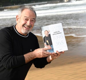 Karlos Arguiñano con su libro Karlos Arguiñano con su libro