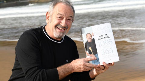Karlos Arguiñano con su libro Karlos Arguiñano con su libro