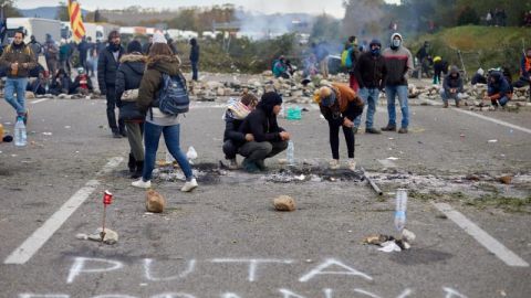 Miembros de Tsunami Democr&agrave;tic cortan La Junquera