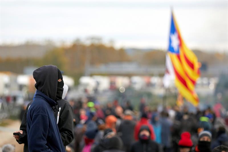 Los Independentistas desalojados en la AP-7 responden en Salt con lanzamiento de piedras Los Independentistas desalojados en la AP-7 responden en Salt con lanzamiento de piedras