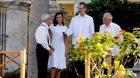 Los Reyes en el edificio del Templete en La Habana Vieja