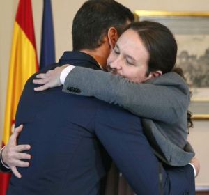 El presidente del Gobierno español en funciones, el socialista Pedro Sánchez, iz., y el líder de Unidas Podemos, Pablo Iglesias,d., se abrazan en el Congreso de los Diputados. EFE Paco Campos_643x397 El presidente del Gobierno español en funciones, el socialista Pedro Sánchez, iz., y el líder de Unidas Podemos, Pablo Iglesias,d., se abrazan en el Congreso de los Diputados. EFE Paco Campos_643x397