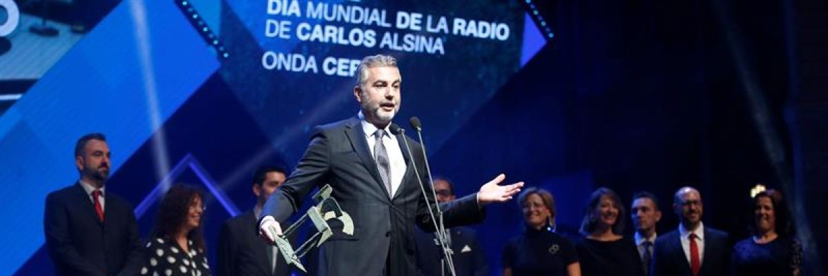 Carlos Alsina dedica el Premio Ondas 2019 a su equipo de Más de Uno: "El 'Uno' soy yo, y el 'Más' es mi equipo" Carlos Alsina dedica el Premio Ondas 2019 a su equipo de Más de Uno: "El 'Uno' soy yo, y el 'Más' es mi equipo"