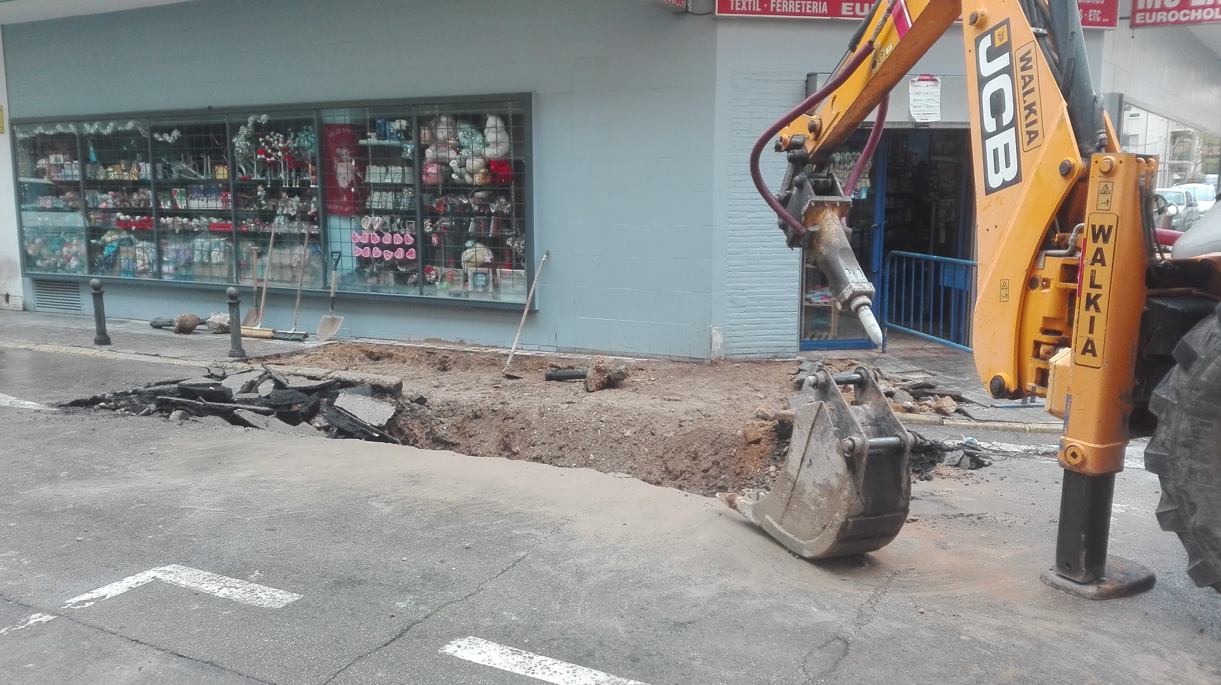 La rotura de una tubería en la calle Estación Vía Crucis deja sin agua a 69 usuarios La rotura de una tubería en la calle Estación Vía Crucis deja sin agua a 69 usuarios