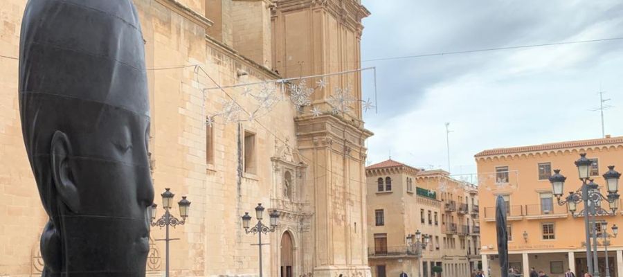 Una de las esculturas de Jaume Plensa en Elche. Una de las esculturas de Jaume Plensa en Elche.