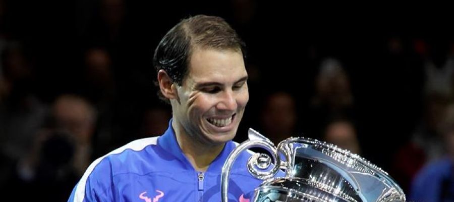 Rafa Nadal recibe el premio de número uno del mundo Rafa Nadal recibe el premio de número uno del mundo