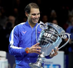 Rafa Nadal recibe el premio de número uno del mundo Rafa Nadal recibe el premio de número uno del mundo