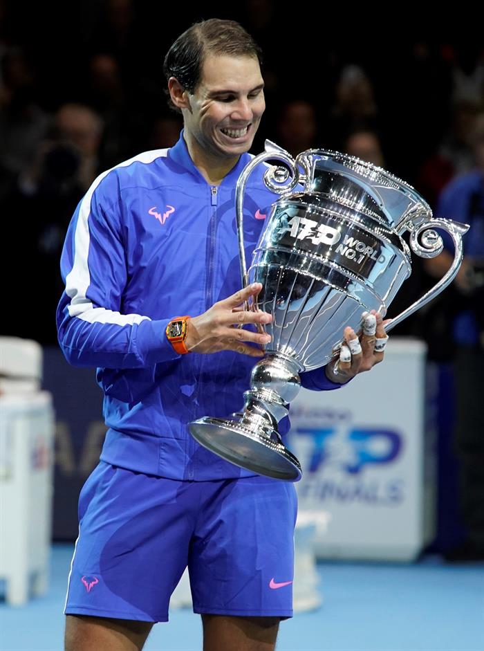 Rafa Nadal recibe el trofeo de número uno del mundo Rafa Nadal recibe el trofeo de número uno del mundo