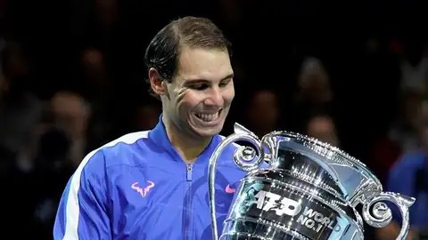 Rafa Nadal recibe el premio de número uno del mundo Rafa Nadal recibe el premio de número uno del mundo