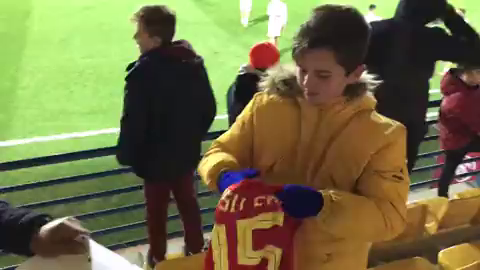 La emoción de Izan, un niño al que Ansu Fati ha regalado su camiseta de la Sub-21 La emoción de Izan, un niño al que Ansu Fati ha regalado su camiseta de la Sub-21
