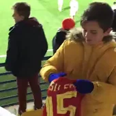 La emoción de Izan, un niño al que Ansu Fati ha regalado su camiseta de la Sub-21 La emoción de Izan, un niño al que Ansu Fati ha regalado su camiseta de la Sub-21