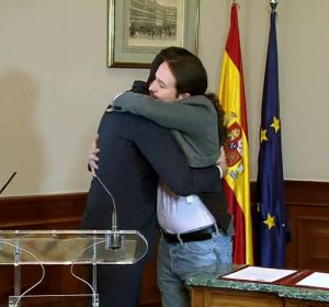 El abrazo entre Sánchez e Iglesias como "vacuna frente a la extrema derecha" El abrazo entre Sánchez e Iglesias como "vacuna frente a la extrema derecha"