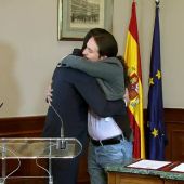 El abrazo entre Sánchez e Iglesias como "vacuna frente a la extrema derecha"