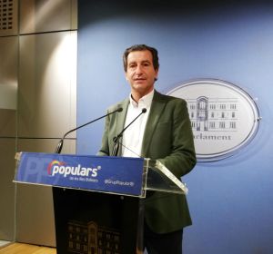Biel company durante una rueda de prensa en el Parlament Biel company durante una rueda de prensa en el Parlament
