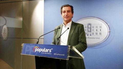 Biel company durante una rueda de prensa en el Parlament