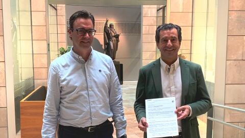 Biel Company y Antoni Costa, del PP, en una rueda de prensa en el Parlament