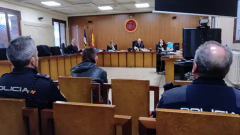 El joven, sentado en el banquillo de los acusados, tras ser condenado a seis años de cárcel por prender fuego la casa donde vivía como okupa en Son Gotleu(Palma). El joven, sentado en el banquillo de los acusados, tras ser condenado a seis años de cárcel por prender fuego la casa donde vivía como okupa en Son Gotleu(Palma).