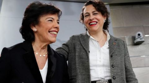 La portavoz del Gobierno en funciones, Isabel Cel&aacute;a, y la ministra de Trabajo, Migraciones y Seguridad Social en funciones, Magdalena Valerio, durante la rueda de prensa posterior a la reuni&oacute;n del Consejo de Min_643x397