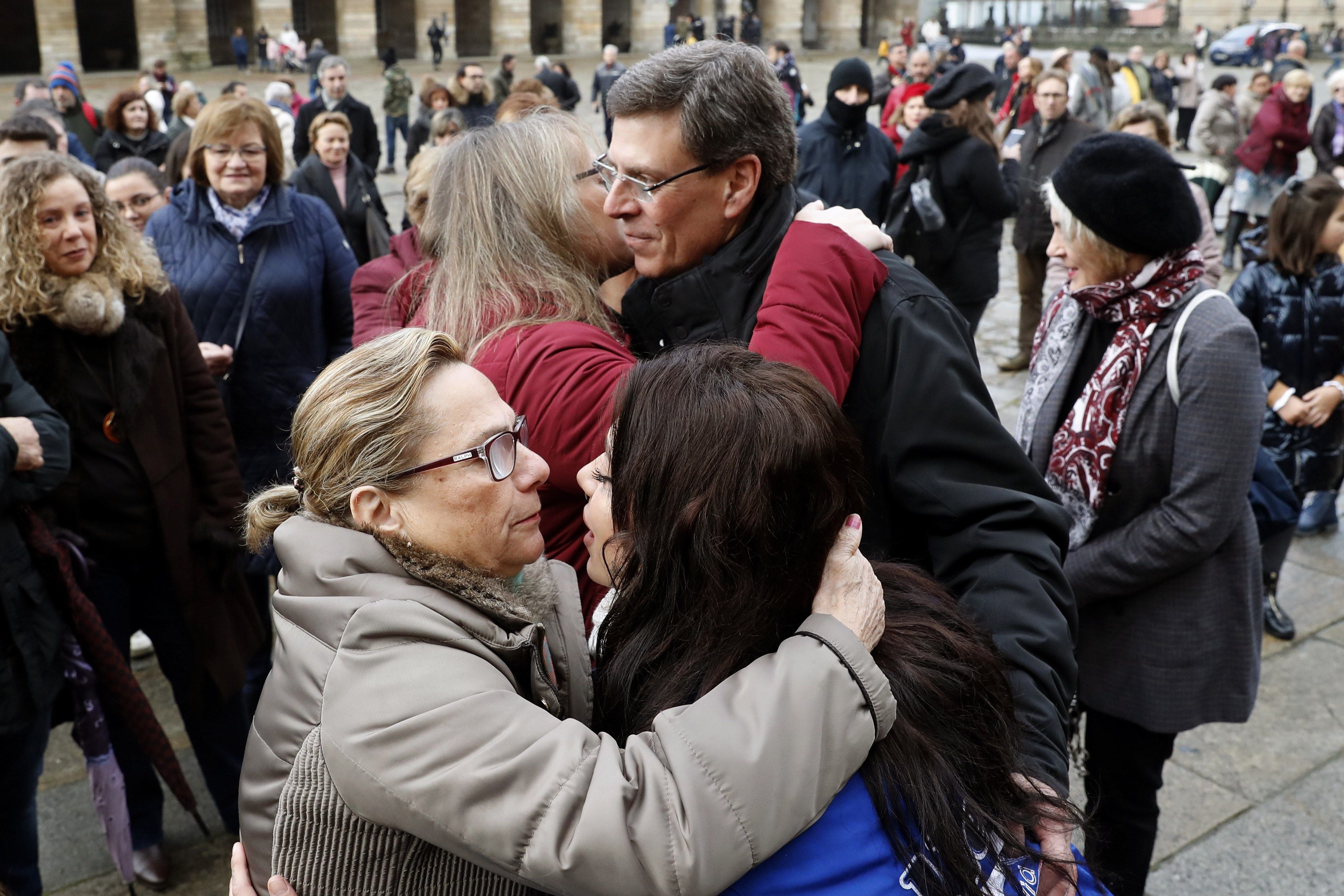 Santiago de Compostela arropa al padre y la hermana de Diana Quer durante el minuto de silencio en su memoria Santiago de Compostela arropa al padre y la hermana de Diana Quer durante el minuto de silencio en su memoria