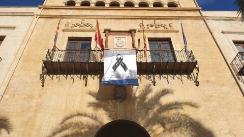 Banderola en la fachada del Ayuntamiento de Elche.
