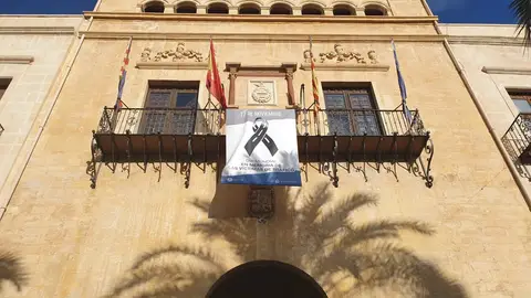 Banderola en la fachada del Ayuntamiento de Elche. Banderola en la fachada del Ayuntamiento de Elche.