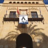 Banderola en la fachada del Ayuntamiento de Elche.